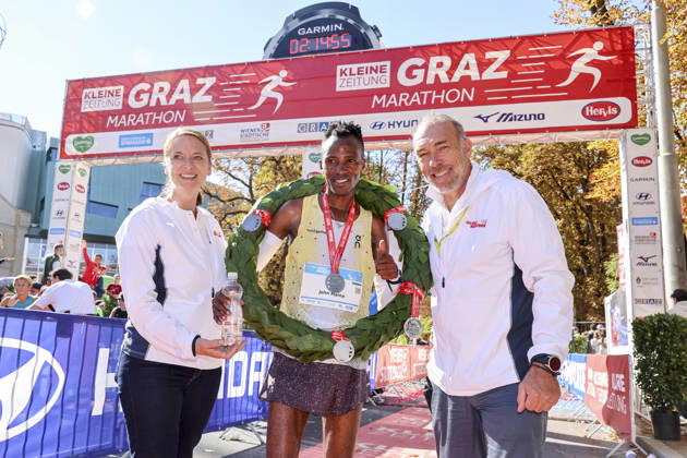 RUNNING - Graz Marathon 2026 GRAZ,AUSTRIA,11.OCT.26 - RUNNING - Graz Marathon. Image shows CEO Xenia Daum (Kleine Zeitung), John Maina and Michael Kummerer (MJK).  GEPAxpictures xWolfgangxGrebien