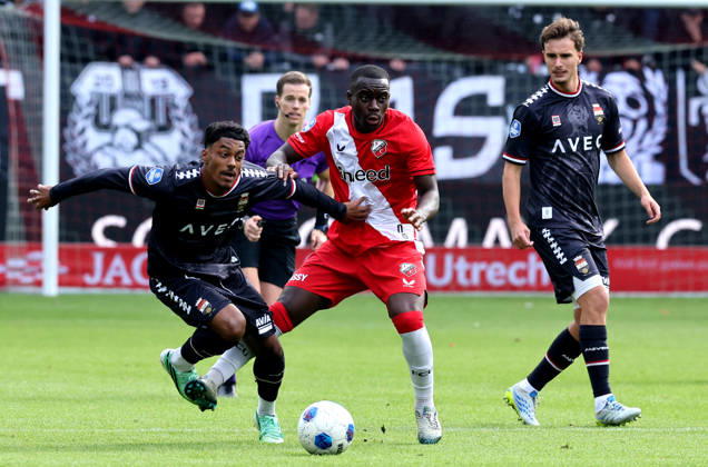 UTRECHT - FC Utrecht forward Yoan Cathline with Willem II forward Jaden Slory during the Vriendenloterij Eredivisie match between FC Utrecht and Willem II at Stadion Galgenwaard on 11 October 2026 in Utrecht, Nederland. PETER LOUS EYE4IMAGES DeFodi Images -