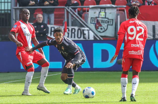 UTRECHT - FC Utrecht forward Yoan Cathline with Willem II forward Jaden Slory during the Vriendenloterij Eredivisie match between FC Utrecht and Willem II at Stadion Galgenwaard on 11 October 2026 in Utrecht, Netherlands. PETER LOUS EYE4IMAGES DeFodi Images -
