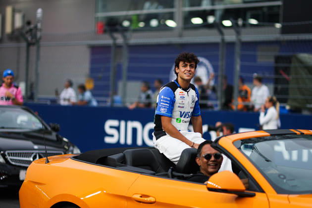 F1 - SINGAPORE GRAND PRIX 2026 drivers parade LINDBLAD Arvid (gbr), Visa Cash App RB F1 Team VCARB03, portrait during the 2026 Formula 1 Singapore Grand Prix, 17th round of the 2026 Formula One World Championship, WM, Weltmeisterschaft from October 9 to 11, 2026 on the Marina Bay Street Circuit, in Singapore, Singapore - SingaporeSingapore  Copyright: xANTONINxVINCENTx