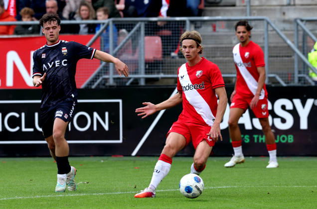 UTRECHT - FC Utrecht defender Matisse Didden with Willem II midfielder Vito van Crooij during the Vriendenloterij Eredivisie match between FC Utrecht and Willem II at Stadion Galgenwaard on 11 October 2026 in Utrecht, Nederland. PETER LOUS EYE4IMAGES DeFodi Images -