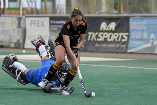 v.li.: Jana Martinez (Torhüterin, Torwart, TSVMH, 29) muss Isabel von Gersum (HTHC, 55) passieren lassen, erzielt das Tor zum 11:12 Endstand n.P. , Treffer, Torerfolg, Highlight, Action, Aktion, Spielszene, Penalty shoot-out, Penaltyschießen, Shootout, Entscheidung, 11.10.2026, Mannheim (Deutschland), Hockey, 1. Bundesliga, Damen, TSV Mannheim - Harvestehuder THC