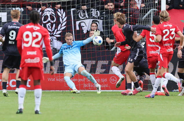 UTRECHT - Willem II goalkeeper Thomas Maxime Delanghe makes a goal-line save during the Vriendenloterij Eredivisie match between FC Utrecht and Willem II at Stadion Galgenwaard on 11 October 2026 in Utrecht, Netherlands. PETER LOUS EYE4IMAGES DeFodi Images -