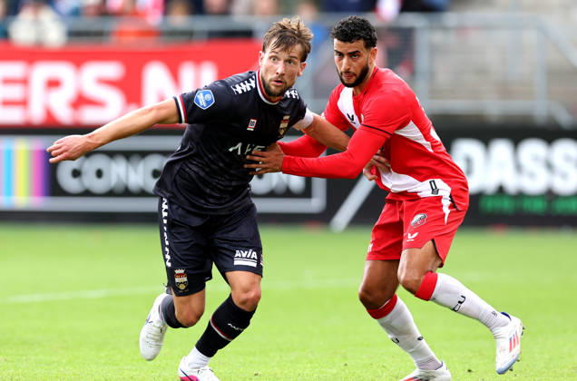 UTRECHT - Willem II defender Hidde Ter Avest with FC Utrecht midfielder Oualid Agougil during the Vriendenloterij Eredivisie match between FC Utrecht and Willem II at Stadion Galgenwaard on 11 October 2026 in Utrecht, Nederland. PETER LOUS EYE4IMAGES DeFodi Images -