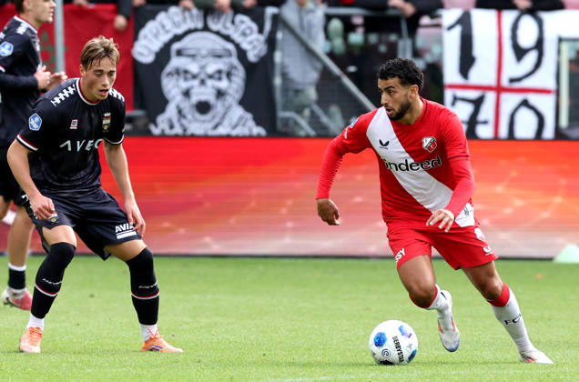 UTRECHT - FC Utrecht midfielder Oualid Agougil with Willem II midfielder Uriel van Aalst during the Vriendenloterij Eredivisie match between FC Utrecht and Willem II at Stadion Galgenwaard on 11 October 2026 in Utrecht, Nederland. PETER LOUS EYE4IMAGES DeFodi Images -