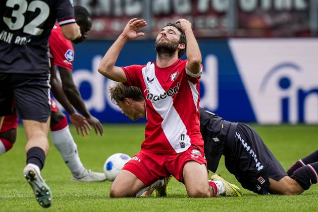 UTRECHT - Joris van Overeem of FC Utrecht is frustrated during the Dutch Eredivisie match between FC Utrecht and Willem II at Galgenwaard Stadium on October 11, 2026, in Utrecht, the Netherlands. TOBIAS KLEUVER ANP Eredivisie 2026 27 xVIxANPxSportx xxANPxIVx 572119442 originalFilename: 572119442.jpg