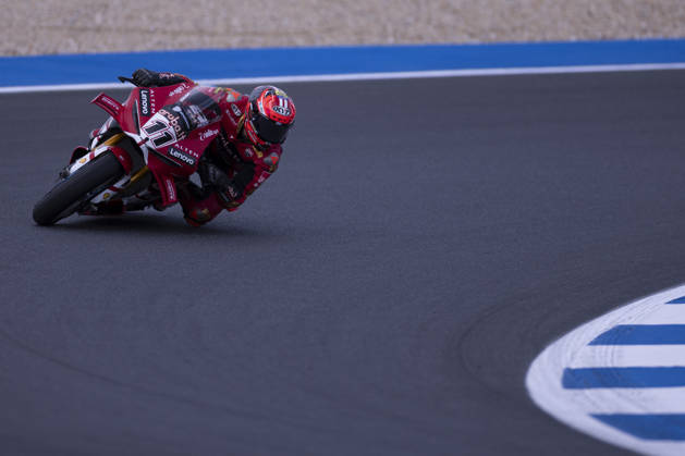 October 11, 2026, Cascais, Lisboa, Portugal: ESTORIL, PORTUGAL - OCTOBER 11: Nicolo Bulega of Italy and Aruba.it Racing - Ducati competes during the Superpole Race during day three of the World Superbikes Estoril Round at Circuito Estoril on October 11, 2026 in Estoril, Portugal Cascais Portugal - ZUMAl192 20261011_zsp_l192_056 Copyright: xMiguelxLemosx