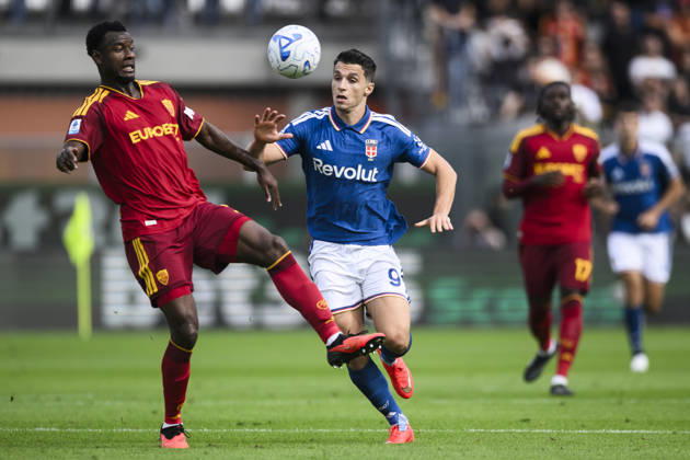 Como 1907 v AS Roma - Serie A Evan Ndicka of AS Roma competes for the ball with Tasos Douvikas of Como 1907 during the Serie A football match between Como 1907 and AS Roma. Como Italy Copyright: xNicolòxCampox