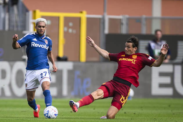 Como 1907 v AS Roma - Serie A Yan Couto of Como 1907 is tackled by Marten de Roon of AS Roma during the Serie A football match between Como 1907 and AS Roma. Como Italy Copyright: xNicolòxCampox