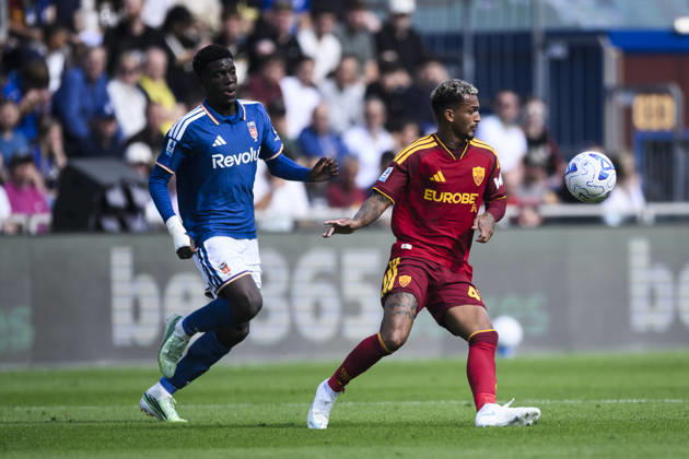 Como 1907 v AS Roma - Serie A Wesley of AS Roma competes for the ball with Assane Diao of Como 1907 during the Serie A football match between Como 1907 and AS Roma. Como Italy Copyright: xNicolòxCampox