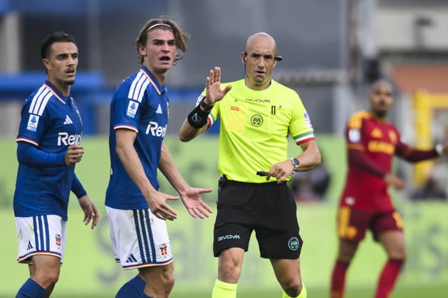 Como 1907 v AS Roma - Serie A The referee Michael Fabbri (C) reacts as Maxence Caqueret and Nico Paz of Como 1907 protest during the Serie A football match between Como 1907 and AS Roma. Como Italy Copyright: xNicolòxCampox