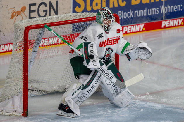 Tobias Ancicka (Augsburger Panther, 45) wehrt den Puk mit seinem Schoner ab. Krefeld Pinguine vs. Augsburger Panther, Eishockey, Penny DEL, 08. Spieltag, Saison 2026 2027, 11.10.2026 Krefeld Pinguine vs. Augsburger Panther, Eishockey, Penny DEL, 08. Spieltag, Saison 2026 2027, 11.10.2026 Krefeld Copyright: xEibner-Pressefoto ThomasxHaeslerx EP_THR