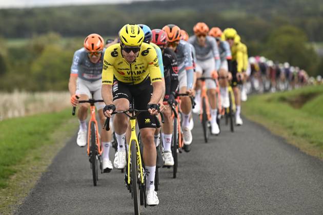 Paris Tours 2026 Cycling Race TOURS, FRANCE - OCTOBER 11 : Affini Edoardo (ITA) of Team Visma I Lease a Bike leading the peloton during the 120th edition of Paris Tours an UCI ProSeries 1.Pro one day cycling road race for Men Elite of 216.2 km with start in Chartres and finish in Tours on October 11, 2026 in Tours, France, 11 10 2026 ( Motordriver Guy De Vuyst - Tours France  Copyright: xNicoxVereeckenx