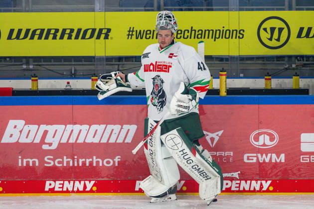 Peyton Jones (Augsburger Panther, 41) hat sich noch einmal erfrischt. Krefeld Pinguine vs. Augsburger Panther, Eishockey, Penny DEL, 08. Spieltag, Saison 2026 2027, 11.10.2026 Krefeld Pinguine vs. Augsburger Panther, Eishockey, Penny DEL, 08. Spieltag, Saison 2026 2027, 11.10.2026 Krefeld Copyright: xEibner-Pressefoto ThomasxHaeslerx EP_THR