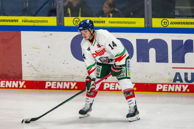 Donald D.J. Busdeker (Augsburger Panther, 14) will den Puk quer legen. Krefeld Pinguine vs. Augsburger Panther, Eishockey, Penny DEL, 08. Spieltag, Saison 2026 2027, 11.10.2026 Krefeld Pinguine vs. Augsburger Panther, Eishockey, Penny DEL, 08. Spieltag, Saison 2026 2027, 11.10.2026 Krefeld Copyright: xEibner-Pressefoto ThomasxHaeslerx EP_THR