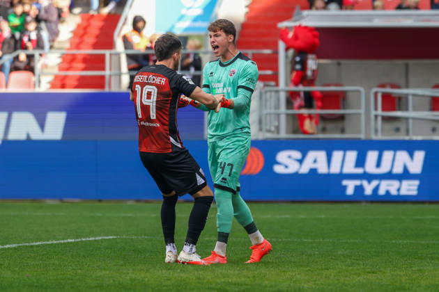 Ingolstadt, Deutschland 11. Oktober 2026: 3. Liga - 2026 2027 - 8. Spieltag - FC Ingolstadt 04 gegen SV Wehen Wiesbaden Im Bild: 2. v.li. Torwart David Klein (FCI) lächelnd nach dem verschossenen Elfmeter von Wehen auf dem Spielfeld. DFB DFL regulations prohibit any use of photographs as image sequences and or quasi-video Copyright: xFotostandx xSchäferx