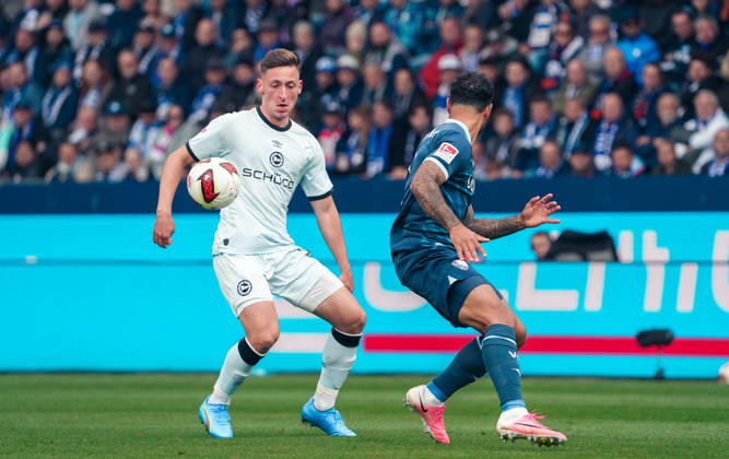 Deutschland: Fussball 2.Bundesliga 2026 2027, 7. Spieltag - VfL Bochum vs Arminia Bielefeld - Vonovia Ruhrstadion (Bochum): im Zweikampf Marius Wörl Marius Woerl (Arminia Bielefeld, 38) Sean Klaiber (VfL Bochum, 2) Copyright: xAymanxAlahmedx