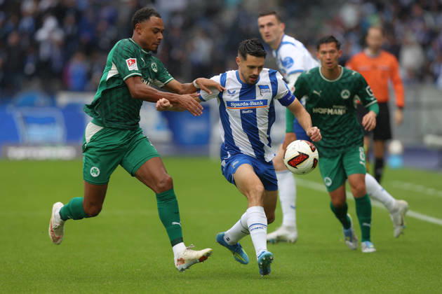 11.10.2026, xtgx, Fussball 2.Bundesliga, Hertha BSC Berlin - SpVgg Greuther Fuerth v.l. Sacha Banse (Greuther Fürth Fuerth) Josip Brekalo (Hertha BSC Berlin) Zweikampf, Aktion, action, battle for the ball (DFL DFB REGULATIONS PROHIBIT ANY USE OF PHOTOGRAPHS as IMAGE SEQUENCES and or QUASI-VIDEO) Berlin