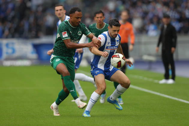 11.10.2026, xtgx, Fussball 2.Bundesliga, Hertha BSC Berlin - SpVgg Greuther Fuerth v.l. Sacha Banse (Greuther Fürth Fuerth) Josip Brekalo (Hertha BSC Berlin) Zweikampf, Aktion, action, battle for the ball (DFL DFB REGULATIONS PROHIBIT ANY USE OF PHOTOGRAPHS as IMAGE SEQUENCES and or QUASI-VIDEO) Berlin