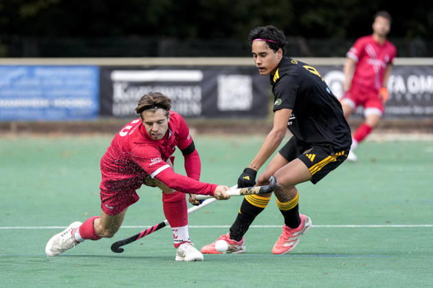 v.li.: Jonas Wossidlo (TSVMH, 10), Tim Green (HTHC, 9), Zweikampf, Spielszene, Duell, duel, tackle, tackling, Dynamik, Action, Aktion, 11.10.2026, Mannheim (Deutschland), Hockey, 1. Bundesliga, Herren, TSV Mannheim - Harvestehuder THC