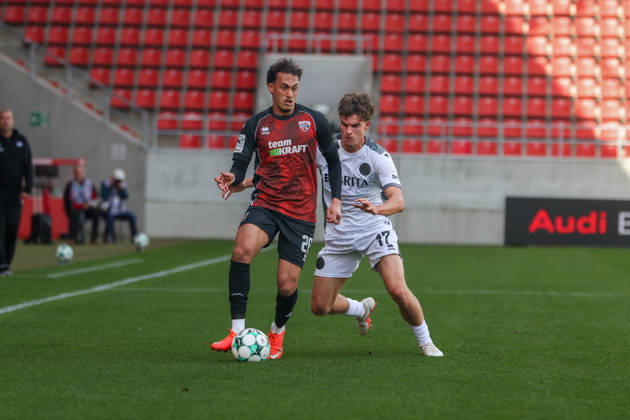 Ingolstadt, Deutschland 11. Oktober 2026: 3. Liga - 2026 2027 - 8. Spieltag - FC Ingolstadt 04 gegen SV Wehen Wiesbaden Im Bild: v. li. im Zweikampf Nishan Velupillay (FCI) und Ben Nink (SVWW) DFB DFL regulations prohibit any use of photographs as image sequences and or quasi-video Copyright: xFotostandx xSchäferx