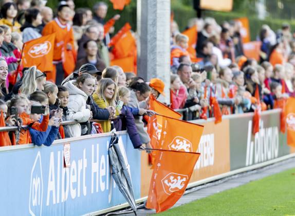 ZEIST - Fans during a training session of the Dutch women s football team in preparation for the World Cup qualifying match against Hungary. SANDER KONING ANP xVIxANPxSportx xxANPxIVx 572121800 originalFilename: 572121800.jpg