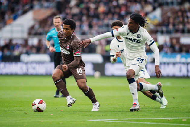 2. Bundesliga: FC St. Pauli vs. Karlsruher SC, 11.10.2026 Joel Fujita (FC St. Pauli, 16) gegen Sandro TrÃ moulet (Karlsruher SC, 24); Fußball, 2. Bundesliga, 7. Spieltag: FC St. Pauli vs. Karlsruher SC am 11.10.2026 im Millerntor-Stadion, Hamburg DFL REGULATIONS PROHIBIT ANY USE OF PHOTOGRAPHS AS IMAGE SEQUENCES AND OR QUASI-VIDEO. Copyright: xBEAUTIFULxSPORTS Tonhäuserx