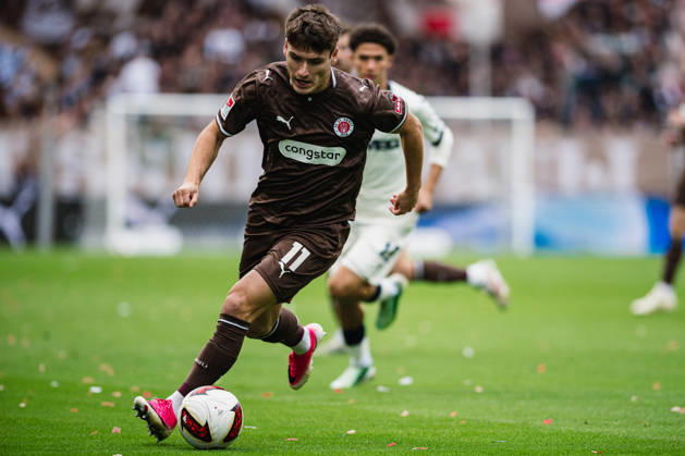 2. Bundesliga: FC St. Pauli vs. Karlsruher SC, 11.10.2026 Arkadiusz Pyrka (FC St. Pauli, 11); Fußball, 2. Bundesliga, 7. Spieltag: FC St. Pauli vs. Karlsruher SC am 11.10.2026 im Millerntor-Stadion, Hamburg DFL REGULATIONS PROHIBIT ANY USE OF PHOTOGRAPHS AS IMAGE SEQUENCES AND OR QUASI-VIDEO. Copyright: xBEAUTIFULxSPORTS Tonhäuserx