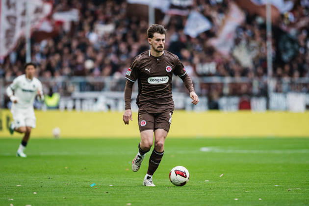 2. Bundesliga: FC St. Pauli vs. Karlsruher SC, 11.10.2026 Connor Metcalfe (FC St. Pauli, 24); Fußball, 2. Bundesliga, 7. Spieltag: FC St. Pauli vs. Karlsruher SC am 11.10.2026 im Millerntor-Stadion, Hamburg DFL REGULATIONS PROHIBIT ANY USE OF PHOTOGRAPHS AS IMAGE SEQUENCES AND OR QUASI-VIDEO. Copyright: xBEAUTIFULxSPORTS Tonhäuserx