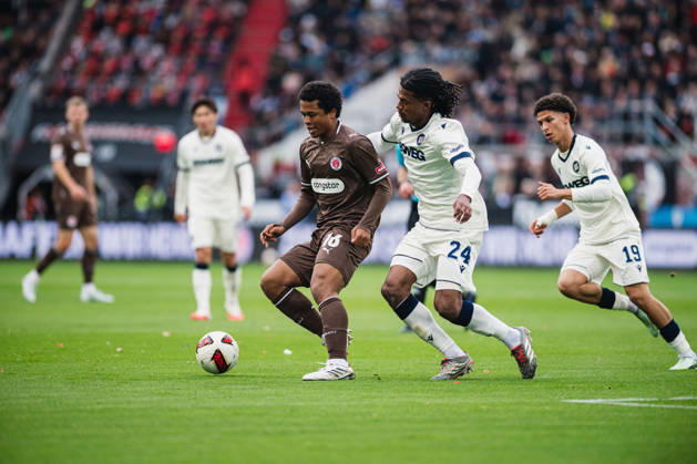 2. Bundesliga: FC St. Pauli vs. Karlsruher SC, 11.10.2026 Joel Fujita (FC St. Pauli, 16) gegen Sandro TrÃ moulet (Karlsruher SC, 24); Fußball, 2. Bundesliga, 7. Spieltag: FC St. Pauli vs. Karlsruher SC am 11.10.2026 im Millerntor-Stadion, Hamburg DFL REGULATIONS PROHIBIT ANY USE OF PHOTOGRAPHS AS IMAGE SEQUENCES AND OR QUASI-VIDEO. Copyright: xBEAUTIFULxSPORTS Tonhäuserx