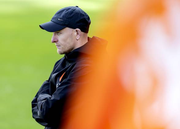 ZEIST - National coach Arjan Veurink during a training session of the Dutch women s football team in preparation for the World Cup qualifying match against Hungary. SANDER KONING ANP xVIxANPxSportx xxANPxIVx 572121751 originalFilename: 572121751.jpg