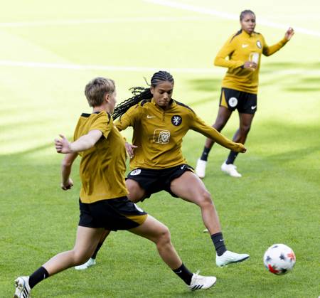 ZEIST - Isa Kardinaal and Esmee Brugts during a training session of the Dutch women s football team in preparation for the World Cup qualifying match against Hungary. SANDER KONING ANP xVIxANPxSportx xxANPxIVx 572121774 originalFilename: 572121774.jpg