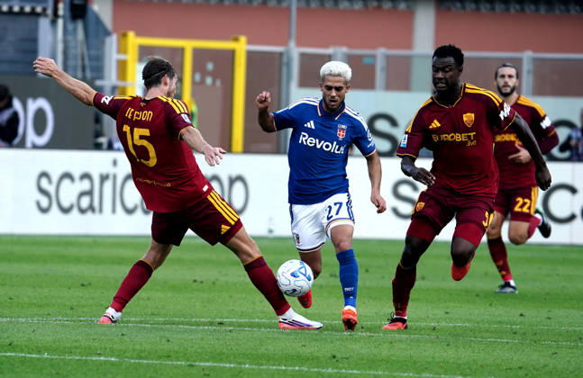 Foto IPP Albano Angilletta Como 11 10 2026 Calcio Campionato di serie A 2026 2027 Como - Roma nella foto: Yan Couto e Marten de Roon Italy Photo Press World Copyright italy ITALY  Copyright: xR4924_italyphotopressx