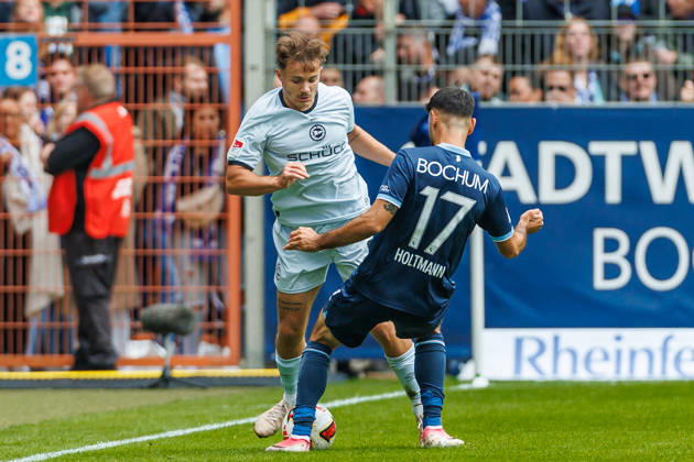 Felix Hagmann (DSC Arminia Bielefeld) und Gerrit Holtmann (VfL Bochum) im Zweikampf waehrend des Spiels der 2. Bundesliga zwischen VfL Bochum und Arminia Bielefeld, Ruhrstadion am 11. October 2026 in Bochum, Deutschland. (Foto von Mario Hommes DeFodi Images) +++ Felix Hagmann (DSC Arminia Bielefeld) und Gerrit Holtmann (VfL Bochum) battle for the ball during the 2nd Bundesliga match between VfL Bochum and Arminia Bielefeld at Vonovia Ruhrstadion on October 11, 2026 in Bochum, Germany. (Photo by Mario Hommes DeFodi Images) DFB DFL REGULATIONS PROHIBIT ANY USE OF PHOTOGRAPHS AS IMAGE SEQUENCES AND OR QUASI-VIDEO. (Photo by Mario Hommes DeFodi Images) -
