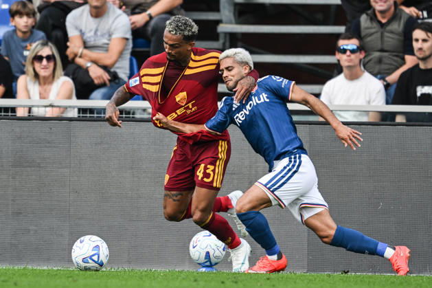 Yan Couto of Como Calcio fights for the ball with Wesley AS Roma during the Serie A soccer match between Como Calcio and AS Roma at the Giuseppe Sinigaglia stadium in Como, north Italy - October 11, 2026 - Soccer.  Copyright: xTizianoxBallabio LaPressex