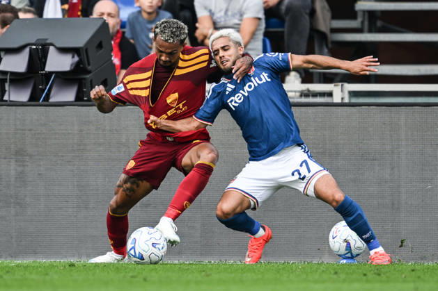 Yan Couto of Como Calcio fights for the ball with Wesley AS Roma during the Serie A soccer match between Como Calcio and AS Roma at the Giuseppe Sinigaglia stadium in Como, north Italy - October 11, 2026 - Soccer.  Copyright: xTizianoxBallabio LaPressex
