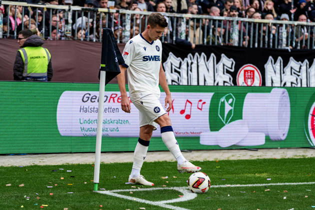 Deutschland: Fußball 2. Bundesliga 2026 27, 7. Spieltag FC St. Pauli vs Karlsruher SC Millerntor-Stadion (Hamburg St. Pauli): Marvin Wanitzek (Karlsruher SC, 10), Ecke Copyright: xStefanxTrochax
