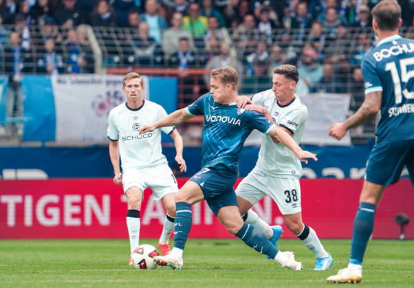 Deutschland: Fussball 2.Bundesliga 2026 2027, 7. Spieltag - VfL Bochum vs Arminia Bielefeld - Vonovia Ruhrstadion (Bochum): im Zweikampf Christian Rasmussen (VfL Bochum, 7) Marius Wörl Marius Woerl (Arminia Bielefeld, 38) Copyright: xAymanxAlahmedx