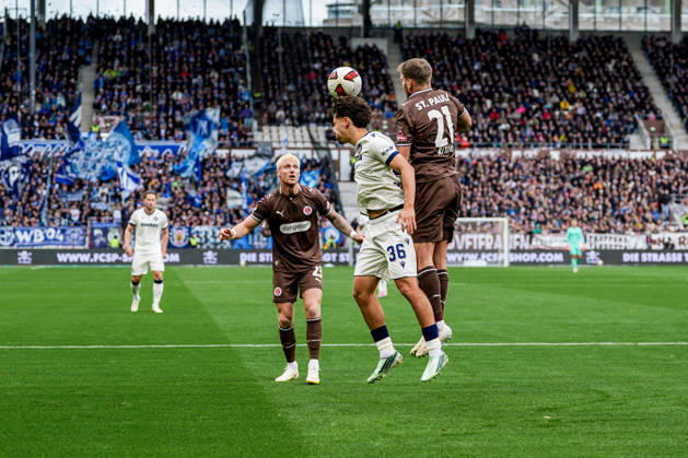 Deutschland: Fußball 2. Bundesliga 2026 27, 7. Spieltag FC St. Pauli vs Karlsruher SC Millerntor-Stadion (Hamburg St. Pauli): Rafael Pinto Pedrosa (Karlsruher SC, 36), Lars Ritzka (FC St. Pauli, 21), Louis Oppie (FC St. Pauli, 23) Copyright: xStefanxTrochax