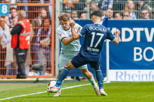 Felix Hagmann (DSC Arminia Bielefeld) und Gerrit Holtmann (VfL Bochum) im Zweikampf waehrend des Spiels der 2. Bundesliga zwischen VfL Bochum und Arminia Bielefeld, Ruhrstadion am 11. October 2026 in Bochum, Deutschland. (Foto von Mario Hommes DeFodi Images) +++ Felix Hagmann (DSC Arminia Bielefeld) und Gerrit Holtmann (VfL Bochum) battle for the ball during the 2nd Bundesliga match between VfL Bochum and Arminia Bielefeld at Vonovia Ruhrstadion on October 11, 2026 in Bochum, Germany. (Photo by Mario Hommes DeFodi Images) DFB DFL REGULATIONS PROHIBIT ANY USE OF PHOTOGRAPHS AS IMAGE SEQUENCES AND OR QUASI-VIDEO. (Photo by Mario Hommes DeFodi Images) -