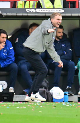 11.10.2026,GER Fußball, Männer, 2.BL, Spieltag 5, Saison 2026 2027, Hamburg, FC St. Pauli vs Karlsruher SC Trainer Maximilian Senft (Karlsruhe) DFB DFL regulations prohibit any use of photographs as image equences and or quasi-video) Hamburg Millerntorstadion Hamburg Deutschland Copyright: xnordphotoxGmbH xWitkex