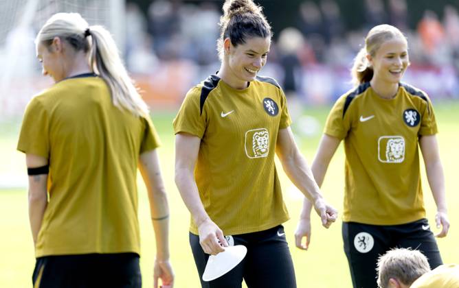 ZEIST - Dominique Janssen and Sophie Proost during a training session of the Dutch women s football team in preparation for the World Cup qualifying match against Hungary. SANDER KONING ANP xVIxANPxSportx xxANPxIVx 572122542 originalFilename: 572122542.jpg