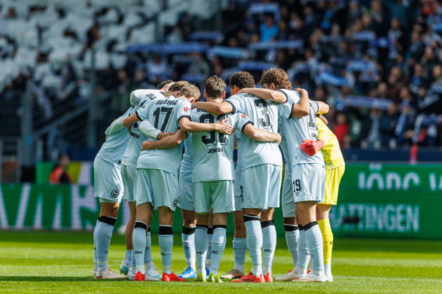 . Die Spieler von DSC Arminia Bielefeld bilden einen Teamkreis waehrend des Spiels der 2. Bundesliga zwischen VfL Bochum und Arminia Bielefeld, Ruhrstadion am 11. October 2026 in Bochum, Deutschland. (Foto von Mario Hommes DeFodi Images) +++ . The players of DSC Arminia Bielefeld form a circle during the 2nd Bundesliga match between VfL Bochum and Arminia Bielefeld at Vonovia Ruhrstadion on October 11, 2026 in Bochum, Germany. (Photo by Mario Hommes DeFodi Images) DFB DFL REGULATIONS PROHIBIT ANY USE OF PHOTOGRAPHS AS IMAGE SEQUENCES AND OR QUASI-VIDEO. (Photo by Mario Hommes DeFodi Images) -