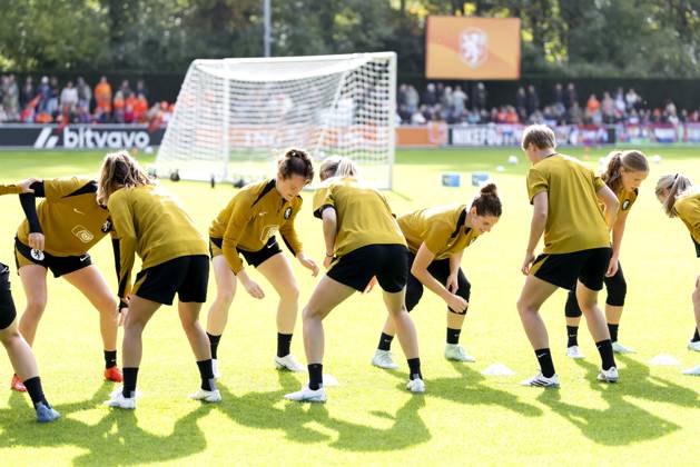 ZEIST - Dominique Janssen and Sophie Proost during a training session of the Dutch women s football team in preparation for the World Cup qualifying match against Hungary. SANDER KONING ANP xVIxANPxSportx xxANPxIVx 572122577 originalFilename: 572122577.jpg