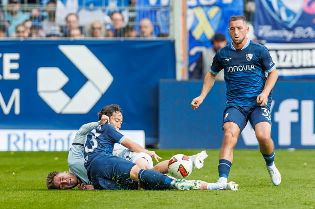 Joel Grodowski (DSC Arminia Bielefeld) und Koji Miyoshi (VfL Bochum) im Zweikampf waehrend des Spiels der 2. Bundesliga zwischen VfL Bochum und Arminia Bielefeld, Ruhrstadion am 11. October 2026 in Bochum, Deutschland. (Foto von Mario Hommes DeFodi Images) +++ Joel Grodowski (DSC Arminia Bielefeld) und Koji Miyoshi (VfL Bochum) battle for the ball during the 2nd Bundesliga match between VfL Bochum and Arminia Bielefeld at Vonovia Ruhrstadion on October 11, 2026 in Bochum, Germany. (Photo by Mario Hommes DeFodi Images) DFB DFL REGULATIONS PROHIBIT ANY USE OF PHOTOGRAPHS AS IMAGE SEQUENCES AND OR QUASI-VIDEO. (Photo by Mario Hommes DeFodi Images) -