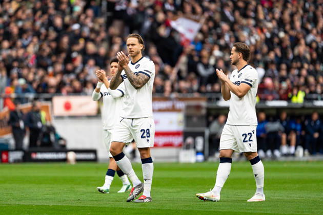 Marcel Franke (Karlsruher SC, 28) und Christoph Kobald (Karlsruher SC, 22) klatschen zu den Fans, GER, FC St. Pauli vs. Karlsruher SC, Fussball, 2. Bundesliga, Spieltag 7, Saison 2026 2027, 11.10.2026 DFL REGULATIONS PROHIBIT ANY USE OF PHOTOGRAPHS AS IMAGE SEQUENCES AND OR QUASI-VIDEO GER, FC St. Pauli vs. Karlsruher SC, Fussball, 2. Bundesliga, Spieltag 7, Saison 2026 2027, 11.10.2026 Hamburg Copyright: xEibner-Pressefoto MaxxVincenx EP_MVN