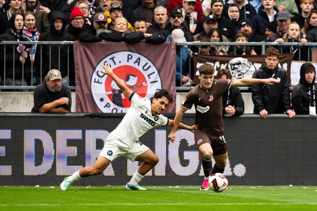 Arkadiusz Pyrka (FC St. Pauli, 11) im Zweikampf mit Danyal Zor (Karlsruher SC, 26), GER, FC St. Pauli vs. Karlsruher SC, Fussball, 2. Bundesliga, Spieltag 7, Saison 2026 2027, 11.10.2026 DFL REGULATIONS PROHIBIT ANY USE OF PHOTOGRAPHS AS IMAGE SEQUENCES AND OR QUASI-VIDEO GER, FC St. Pauli vs. Karlsruher SC, Fussball, 2. Bundesliga, Spieltag 7, Saison 2026 2027, 11.10.2026 Hamburg Copyright: xEibner-Pressefoto MaxxVincenx EP_MVN