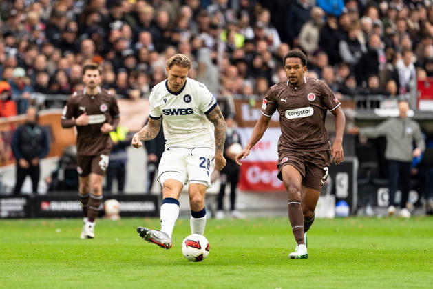 Marcel Franke (Karlsruher SC, 28) Pass, Youssoupha Niang (FC St. Pauli, 07), GER, FC St. Pauli vs. Karlsruher SC, Fussball, 2. Bundesliga, Spieltag 7, Saison 2026 2027, 11.10.2026 DFL REGULATIONS PROHIBIT ANY USE OF PHOTOGRAPHS AS IMAGE SEQUENCES AND OR QUASI-VIDEO GER, FC St. Pauli vs. Karlsruher SC, Fussball, 2. Bundesliga, Spieltag 7, Saison 2026 2027, 11.10.2026 Hamburg Copyright: xEibner-Pressefoto MaxxVincenx EP_MVN
