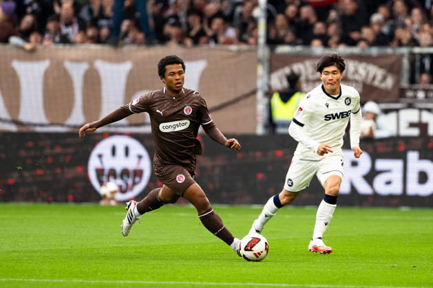 Joel Chima Fujita (FC St. Pauli, 16) im Dribbling, Shio Fukuda (Karlsruher SC, 13), GER, FC St. Pauli vs. Karlsruher SC, Fussball, 2. Bundesliga, Spieltag 7, Saison 2026 2027, 11.10.2026 DFL REGULATIONS PROHIBIT ANY USE OF PHOTOGRAPHS AS IMAGE SEQUENCES AND OR QUASI-VIDEO GER, FC St. Pauli vs. Karlsruher SC, Fussball, 2. Bundesliga, Spieltag 7, Saison 2026 2027, 11.10.2026 Hamburg Copyright: xEibner-Pressefoto MaxxVincenx EP_MVN