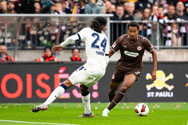 Youssoupha Niang (FC St. Pauli, 07) im Dribbling, Sandro Tremoulet (Karlsruher SC, 24), GER, FC St. Pauli vs. Karlsruher SC, Fussball, 2. Bundesliga, Spieltag 7, Saison 2026 2027, 11.10.2026 DFL REGULATIONS PROHIBIT ANY USE OF PHOTOGRAPHS AS IMAGE SEQUENCES AND OR QUASI-VIDEO GER, FC St. Pauli vs. Karlsruher SC, Fussball, 2. Bundesliga, Spieltag 7, Saison 2026 2027, 11.10.2026 Hamburg Copyright: xEibner-Pressefoto MaxxVincenx EP_MVN
